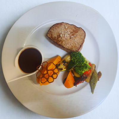 Pavé de bœuf sauce Bordelaise – plat signature du Restaurant L’Absolu à Auros, en Sud Gironde