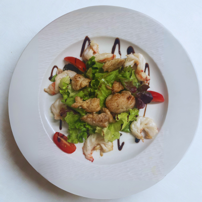 Salade de ris de veau et gambas – spécialité du Restaurant L’Absolu à Auros, Sud Gironde