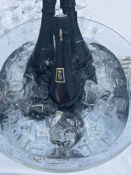 Flûtes de champagne servies au restaurant L’Absolu à Auros, accompagnant la carte des vins et des mets raffinés