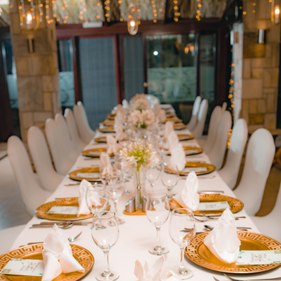 Table élégamment dressée pour un menu de groupe au restaurant L’Absolu à Auros, idéale pour repas en famille ou entre amis