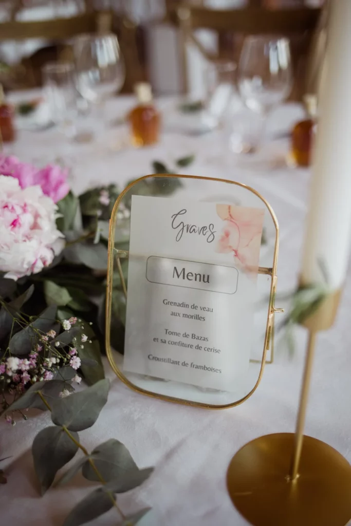 Assiette de grenadin de veau aux morilles servie lors d’un mariage au Château de Cantecort, avec tome de Bazas et croustillant de framboises