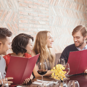 Convives échangeant autour d’une table lors d’un repas d’entreprise au restaurant L’Absolu à Auros, découvrant le menu séminaire en Gironde