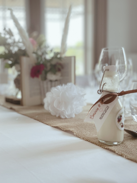 Décoration de table de mariage au restaurant L’Absolu à Auros, avec souvenir des mariés et ambiance raffinée pour vos événements privés en Gironde