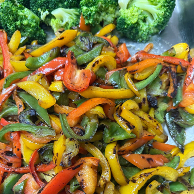 Poivrons et brocolis grillés préparés en cuisine au Restaurant L'Absolu à Auros – produits frais et locaux en Sud-Gironde