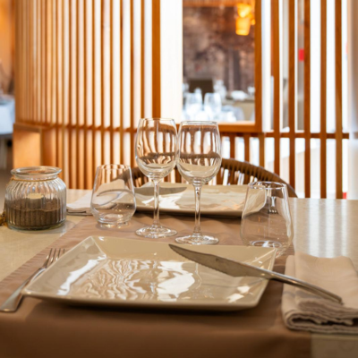 Table dressee pour un diner romantique en amoureux au Restaurant L'Absolu a Auros, Gironde