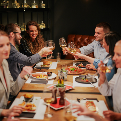 Famille attablée pour un repas convivial en été au Restaurant L'Absolu à Auros, Sud-Gironde