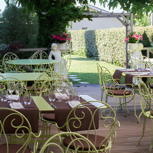 Terrasse du Restaurant L'Absolu à Auros en été, Sud-Gironde — salle climatisée également disponible