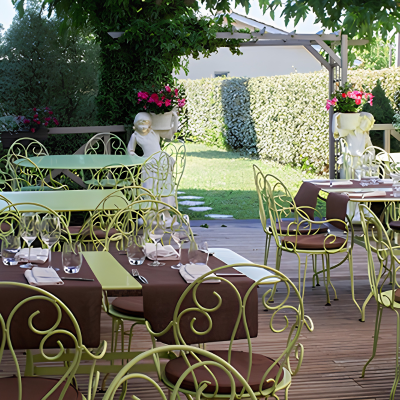 Terrasse du Restaurant L'Absolu à Auros en été, Sud-Gironde — salle climatisée également disponible