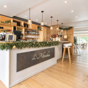 Salle du Restaurant L'Absolu à Auros dressée pour un repas de fin d'année et soirée de Noël, Sud-Gironde