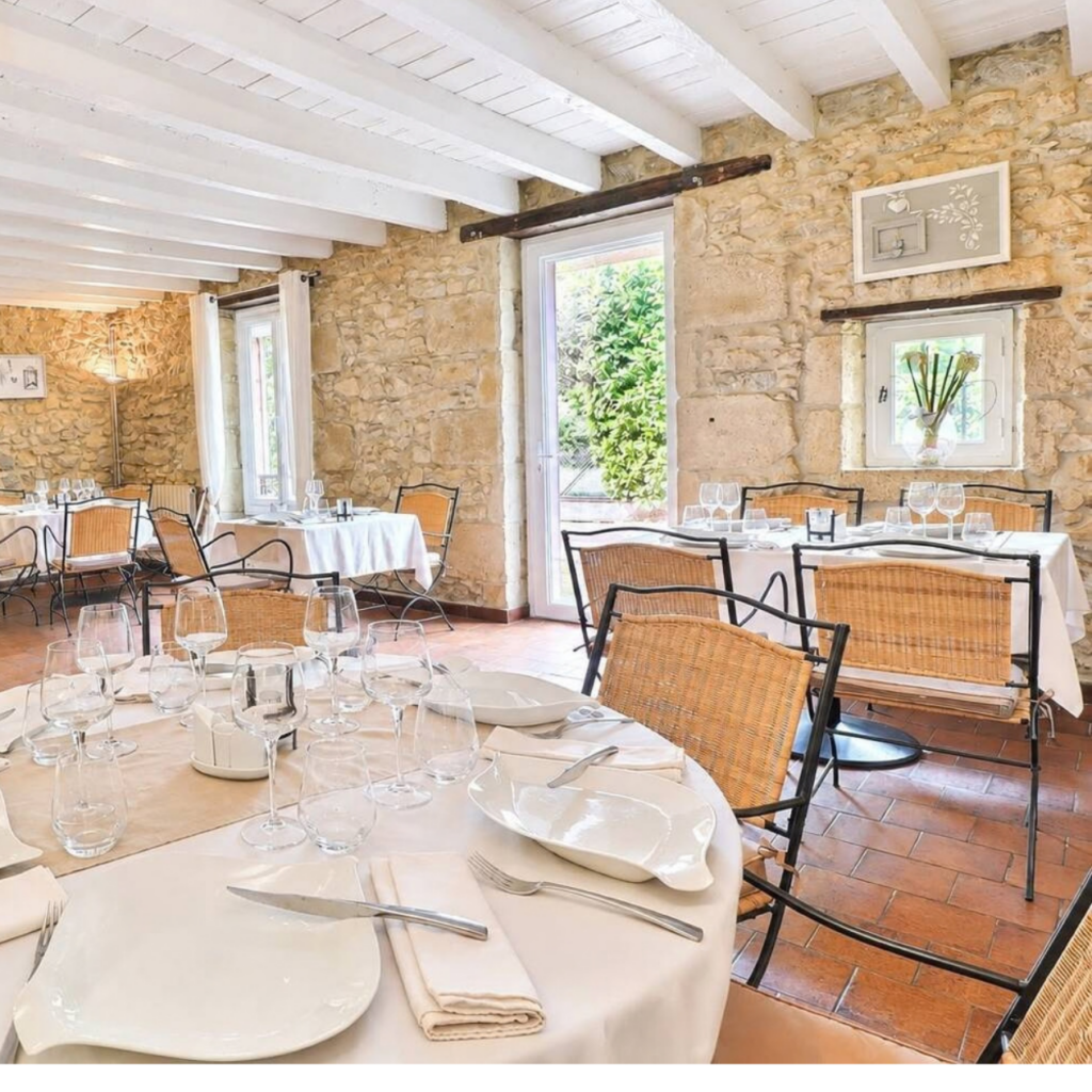 Salle du Restaurant L'Absolu à Auros dressée pour un repas de Toussaint en famille, Sud-Gironde
